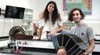 Malena está a punto de terminar la secundaria en el Superior de Comercio y escribe poesía. Gerónimo cursa en el Politécnico y toca el bandoneón.