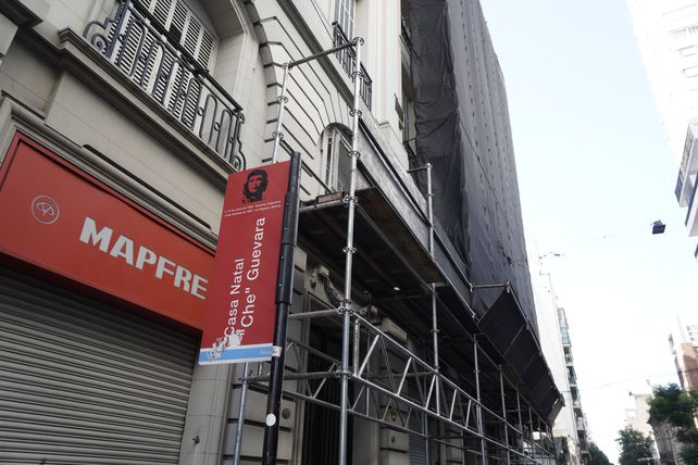 La fachada ya luce los andamios desde donde en una primera etapa se harán trabajos de hidrolavado.