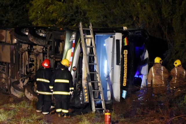 la tijera. El colectivo de El Quirquincho zigzagueó y volcó en el cruce.