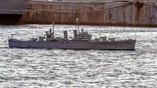 Réplica del crucero General Belgrano mide 8,12 metros, hecha por el paranaense Sergio Gammella fue exhibida en la Base Naval Puerto Belgrano y pudo navegar