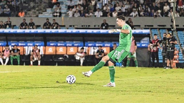 Dibu Martínez comenzó a palpitar el gran duelo ante Brasil. Dibu Martínez comenzó a palpitar el gran duelo ante Brasil.