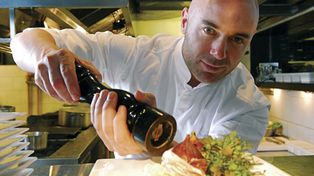 Germán Martitegui baja la persiana de su restaurant Tegui