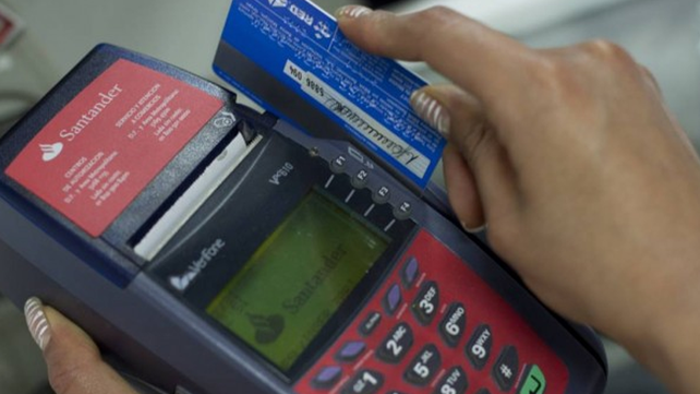 Le robaron la tarjeta de crédito y se la reventaron
