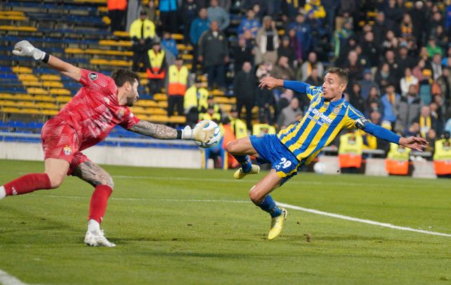 De cara al gol. Ruben se esfuerza, conecta el centro de Cantizano y marca el último tanto del Canalla ante Universidad Central.