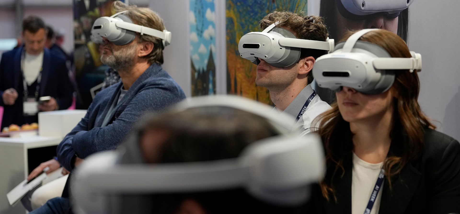 Visitantes de la feria prueban los auriculares de IA en el mayor evento europeo de inteligencia artificial, la AI Week 2026, en Rho, cerca de Milán, Italia, el martes 19 de mayo de 2026. (Foto AP/Luca Bruno) Visitantes de la feria prueban los auriculares de IA en el mayor evento europeo de inteligencia artificial, la AI Week 2026, en Rho, cerca de Milán, Italia, el martes 19 de mayo de 2026. (Foto AP/Luca Bruno)