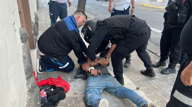 Uno de los cuidacoches demorados el sábado en inmediaciones del parque a la Bandera.