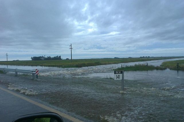 Corte total en la ruta 34 a la altura del km 141 por agua en la calzada
