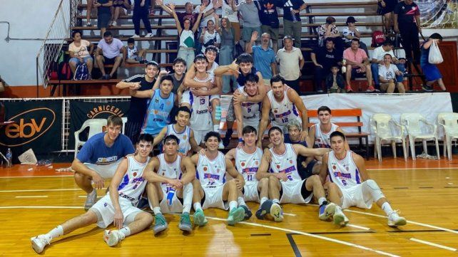 Los jugadores de Sionista posan felices tras la victoria en Santa Elena.