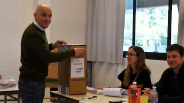 José Luis Espert emitiendo su voto.