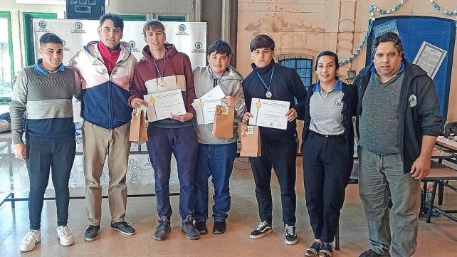 Equipo campeón. Estudiantes de 6º año de la especialidad técnicos mecánicos electricistas de la EETNº1 Doctor Osvaldo Magnasco.