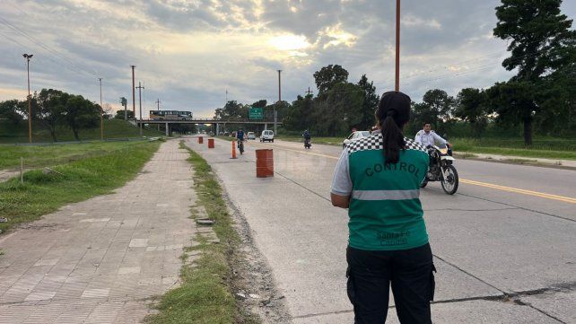 Controles en los ingresos al puente Carretero por la restricción de circulación de tránsito pesado