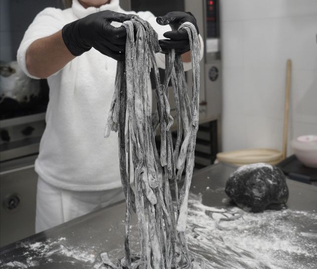 El local cuenta con una cocina vidriada que exhibe toda la producción casera que realizan dentro de la pescadería.