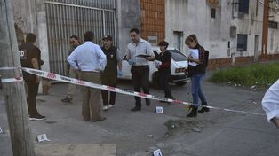 Las marcas de las balas en San Nicolás al 2800, donde se produjo el tiroteo entre el vigilador y ladrones que asaltaron a una vecina.