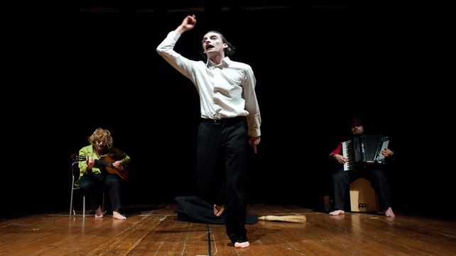 En acción. El actor y performer Gianfranco Berardi (centro) es autor y protagonista de la obra Yo trato de volar.