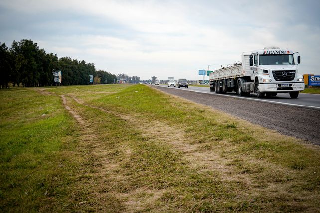 Tierra de nadie: la autopista a Córdoba tiene más de 11 accesos ilegales entre Rosario y Roldán