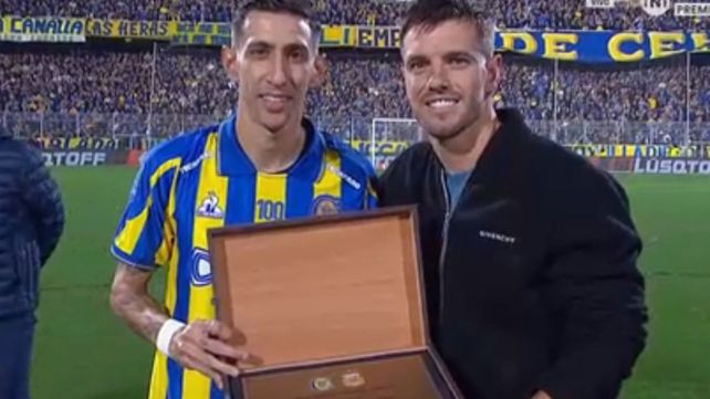 Giovani Lo Celso recibió una plaqueta de parte de Ángel Di María