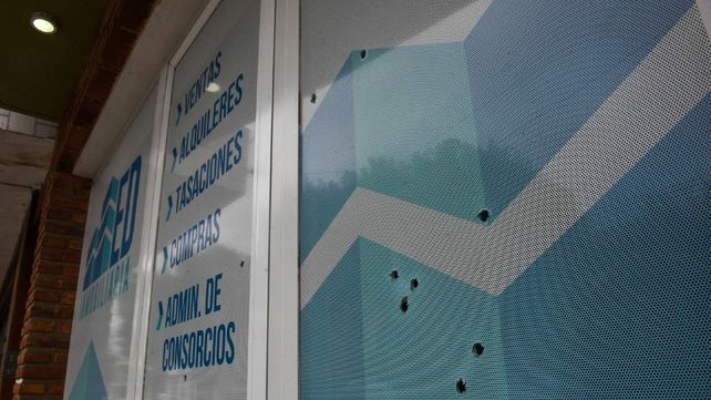 Balas de grueso calibre perforaron la fachada del lugar.