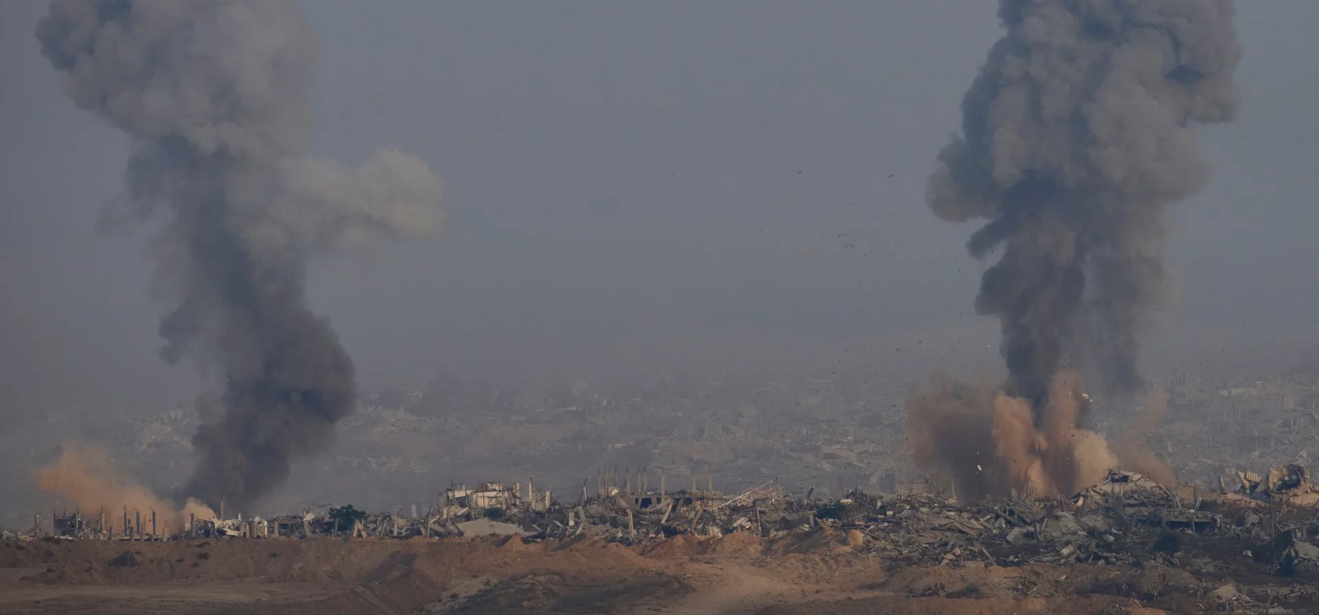 El humo se eleva entre las ruinas en el norte de la Franja de Gaza, visto desde el sur de Israel, Gaza, Palestina. Fotografía: Ohad Zwigenberg/AP El humo se eleva entre las ruinas en el norte de la Franja de Gaza, visto desde el sur de Israel, Gaza, Palestina. Fotografía: Ohad Zwigenberg/AP