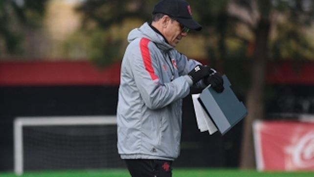 El uruguayo mira su reloj durante el entrenamiento en el predio Jorge Griffa. Su equipo aún no está definido
