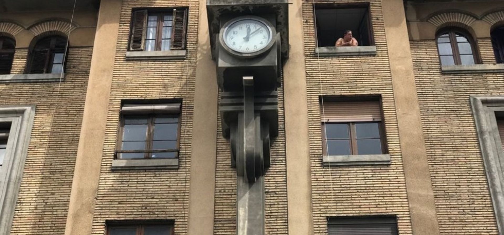 El hombre que se escondió en un reloj para salvar su vida