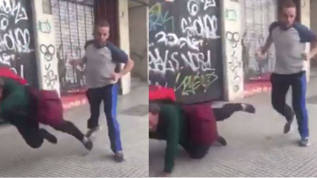 Así empujaban por la espalda a un hombre en situación de calle