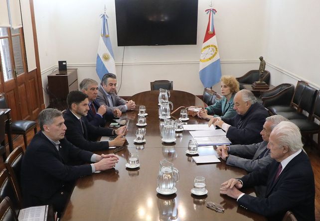 Reunión entre el gobernador Maximiliano Pullaro y su equipo con la Corte Suprema de Santa Fe.