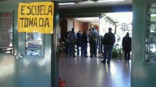 Padres de alumnos toman la escuela en apoyo al director echado en Oberá