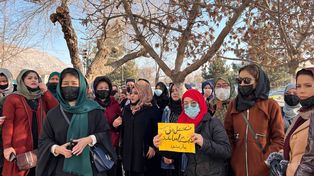 Estudiantes universitarias protestan en Kabul. Los talibanes les niegan el derecho a estudiar.