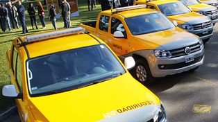 Balearon una camioneta municipal que trasladaba a vecinos de Alto Verde