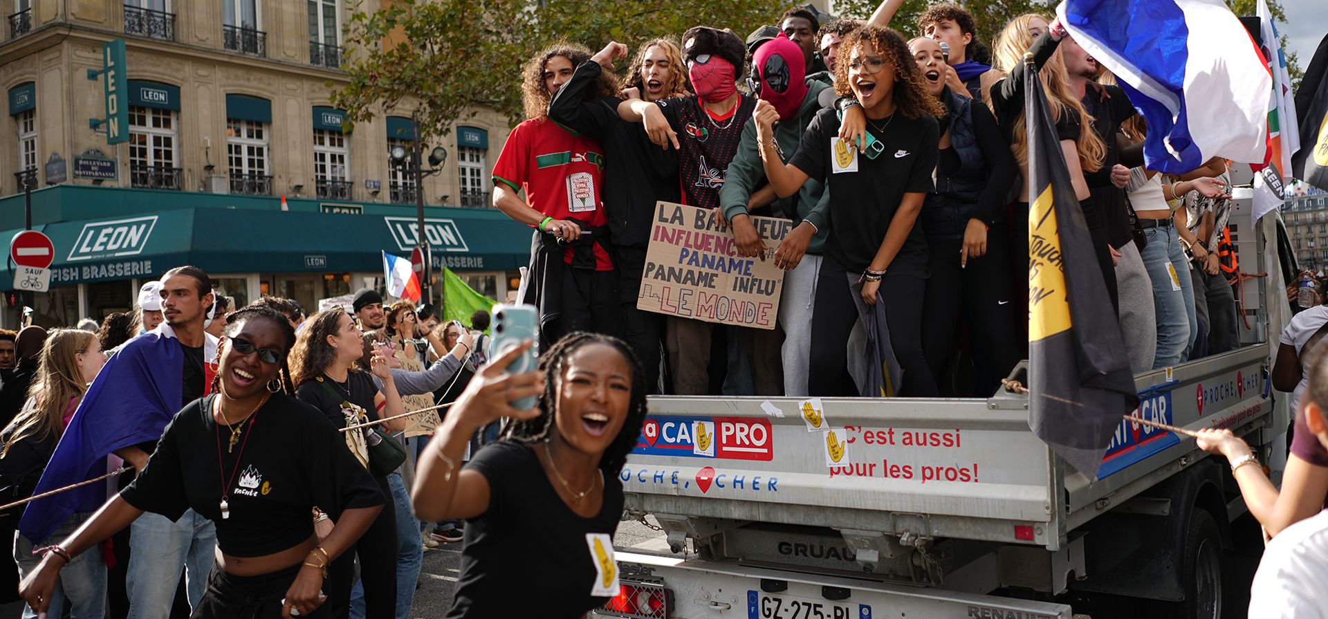 Estudiantes corean consignas durante una marcha de protesta contra la falta de recursos en las escuelas de París, el martes 13 de octubre de 2026. (Foto AP/Thibault Camus) Estudiantes corean consignas durante una marcha de protesta contra la falta de recursos en las escuelas de París, el martes 13 de octubre de 2026. (Foto AP/Thibault Camus)
