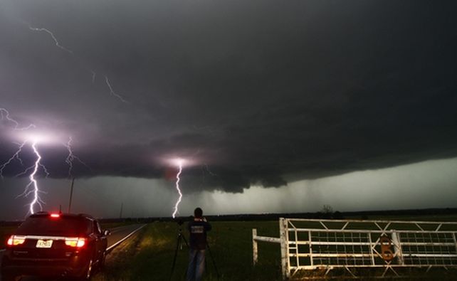 El Servicio Meteorológico Nacional declaró ayer una emergencia por tornados en el área metropolitana de Oklahoma.