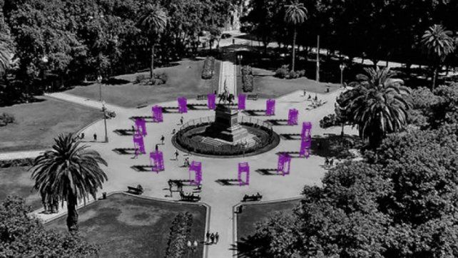 Instalación en la plaza San Martín que recuerda el andar de las Madres de Plaza de Mayo.