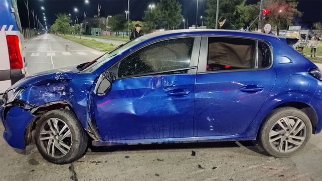 Así quedó el auto tras el choque con la moto. Fue este lunes a la madrugada en Bouchard y Alfonsín