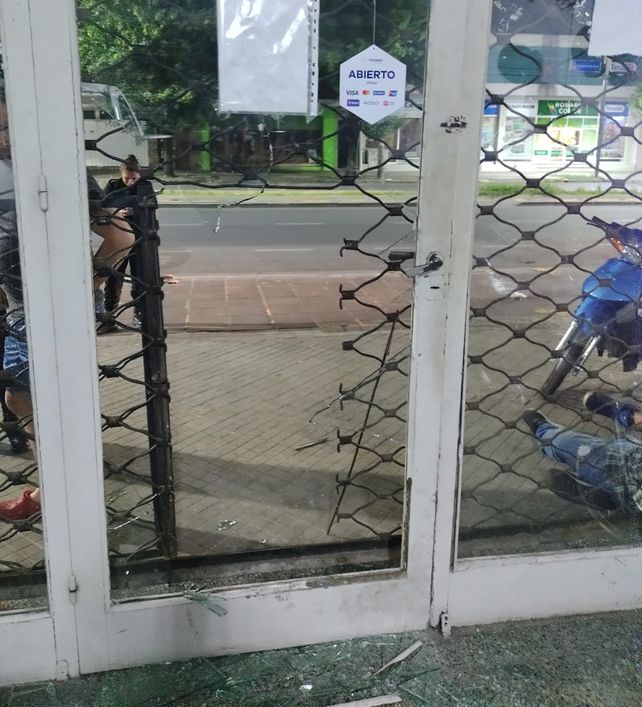 La reja de hierro que los delincuentes violentaron.&nbsp;