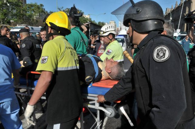 Uno de los primeros heridos en ser rescatados del tren siniestrado. (Foto: Télam)
