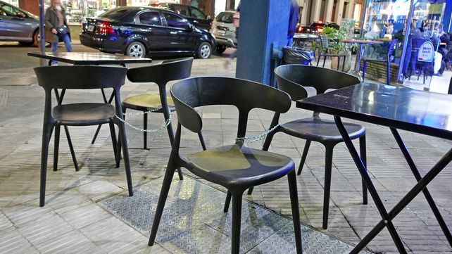Una heladería de Rosario le puso cadenas a las sillas para evitar que se las roben