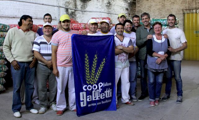 Compromiso. El senador junto a los trabajadores que luchan por su fuente laboral.&nbsp;