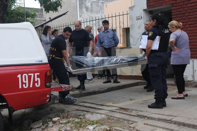 Final. Los bomberos policiales de la UR I La Capital llevan el cadáver del joven malogrado a la morgue judicial.