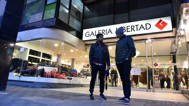 Se viene el feriado largo y las galerías del centro y los centros comerciales barriales definieron cómo trabajarán ambos días.