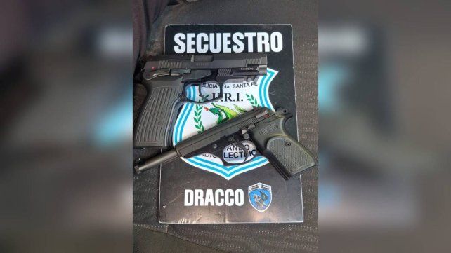 Insólito episodio en B° Sargento Cabral: policías rescataron a un hombre encerrado en el baño de su casa por su pareja