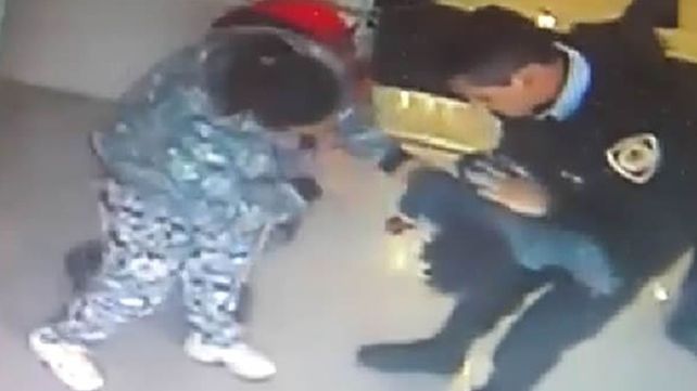 Un policía salvó a una beba de morir asfixiada