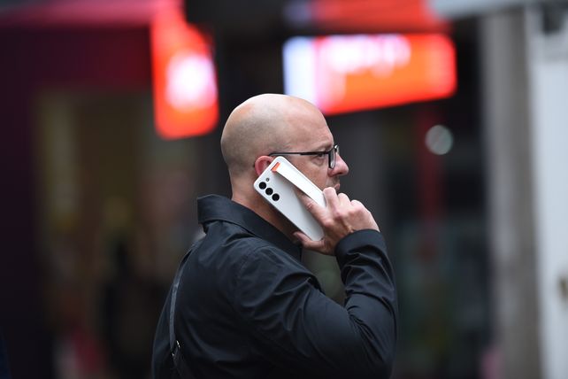 Las tarifas de celulares serán una de las novedades en la canasta con la que el Indec medirá la inflación.