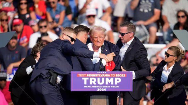 El ex presidente y candidato republicano Donald Trump dijo que seguirá “desafiante” tras el tiroteo al que sobrevivió el sábado