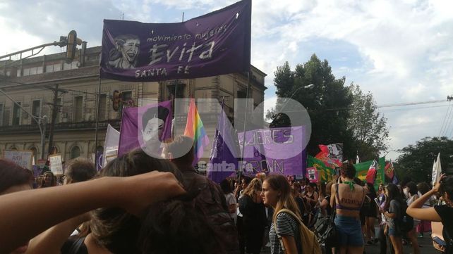 Día Internacional de la Mujer: manifestantes ya marchan por las calles de la ciudad