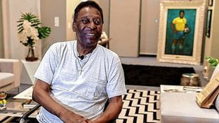 Pelé es internado para iniciar tratamiento por un tumor