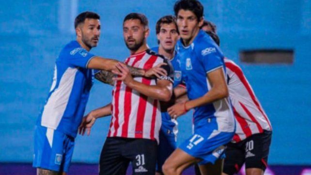 Barracas Central defiende su lugar en los playoffs ante un Estudiantes de Río Cuarto descendido