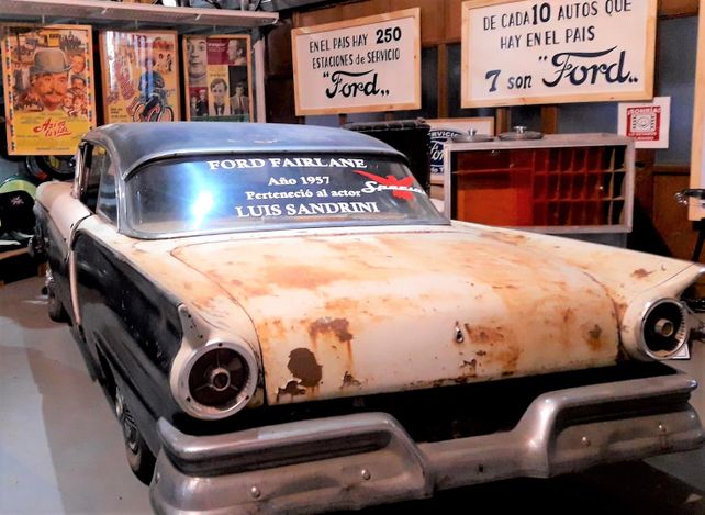 Entre las muestras hay un Ford Farline que perteneció al actor Luis Sandrini.