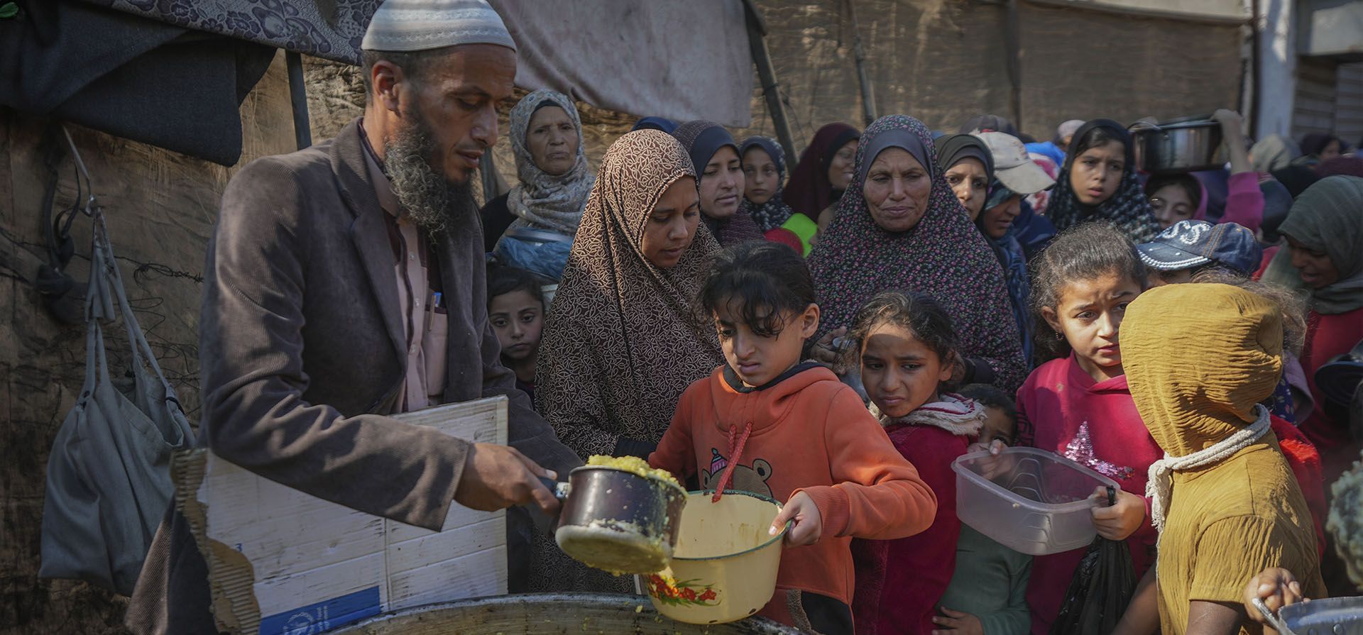 Niños palestinos reciben trigo bulgur en un comedor de distribución de alimentos en Deir al-Balah, Franja de Gaza, el viernes 22 de noviembre de 2024. (Foto AP/Abdel Kareem Hana) Niños palestinos reciben trigo bulgur en un comedor de distribución de alimentos en Deir al-Balah, Franja de Gaza, el viernes 22 de noviembre de 2024. (Foto AP/Abdel Kareem Hana)