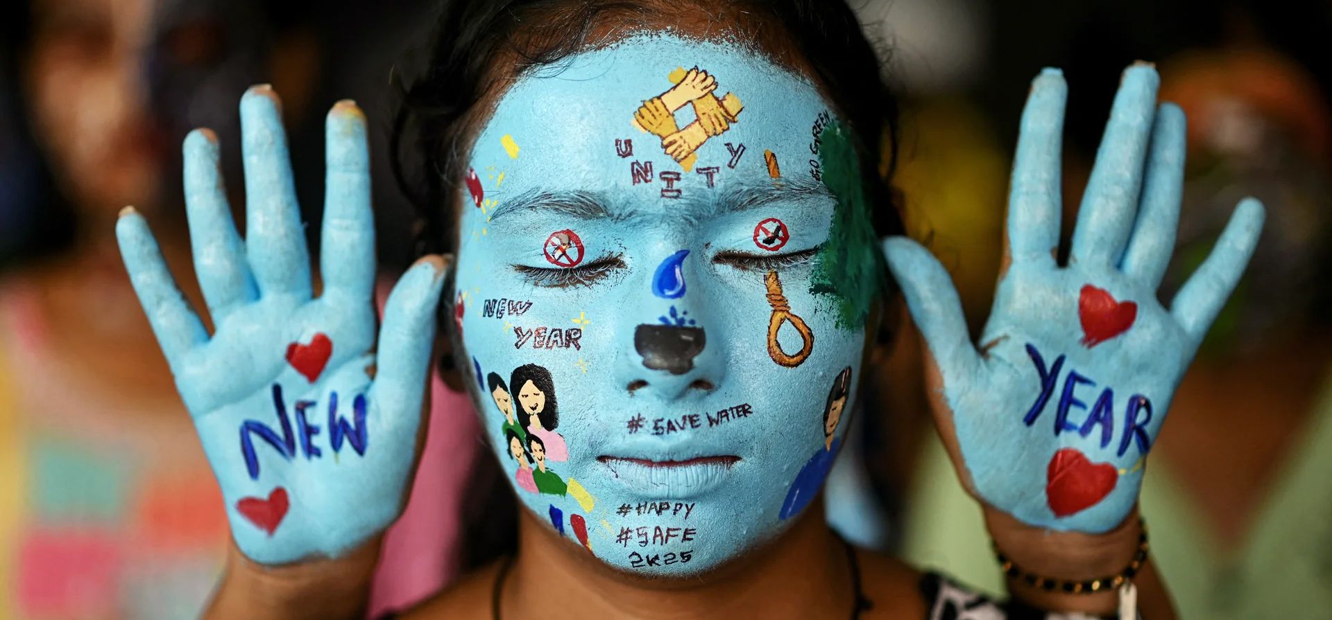 Una estudiante posa con la cara y las manos pintadas para las celebraciones de año nuevo en una universidad, Chennai, India. Fotografía: R Satish Babu/AFP/Getty Images Una estudiante posa con la cara y las manos pintadas para las celebraciones de año nuevo en una universidad, Chennai, India. Fotografía: R Satish Babu/AFP/Getty Images