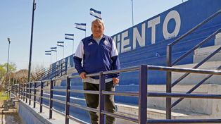 El Negro Sergio Almirón en la tribuna del Club Atlético y Biblioteca Sarmiento, de Alejo Ledesma (Córdoba), equipo del que es DT.